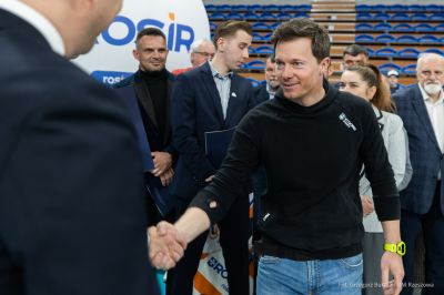 Zdjęcie z uroczystości wręczenia promes i umów dotyczących przyznania dotacji rzeszowskim klubom i organizacjom sportowym. Fot. Grzegorz Bukała, Urząd Miasta Rzeszowa